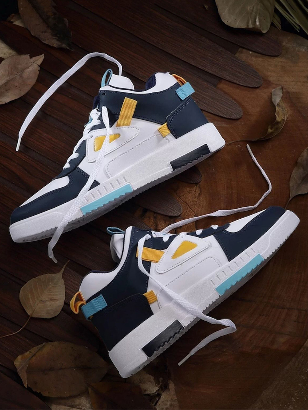 Deflow Men Soccer Colourblocked Lightweight Sneakers