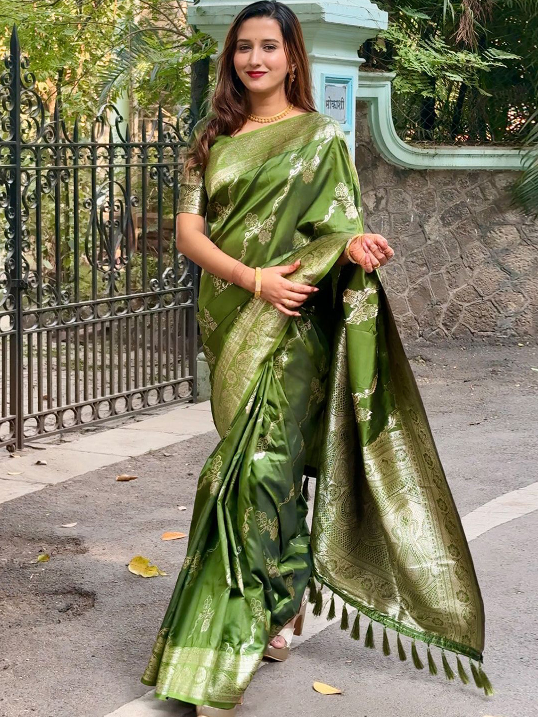 Nayanthara Trends Woven Design Zari Banarasi Saree With Blouse Piece