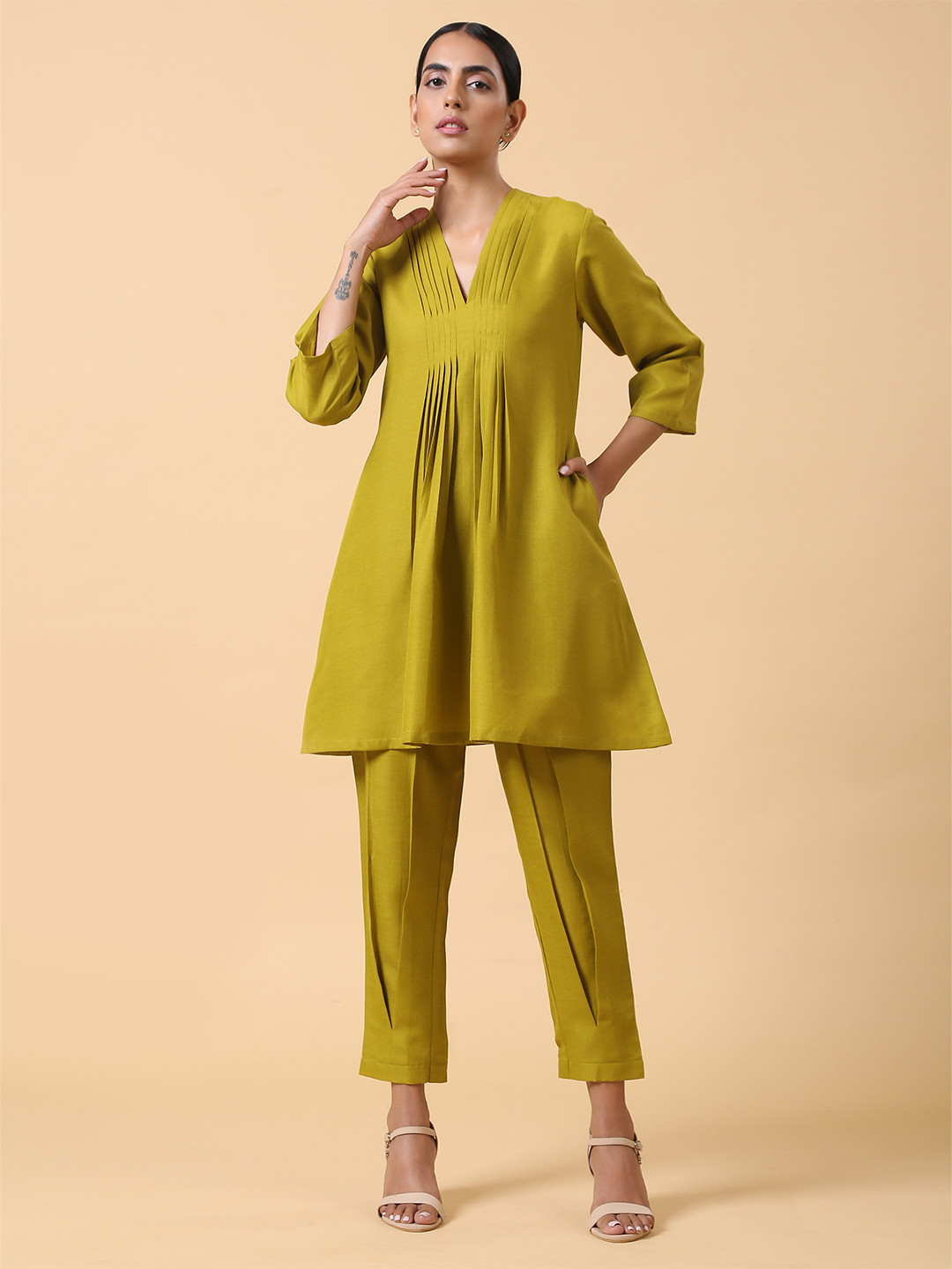 trueBrowns Women Green Solid Linen Co-Ord