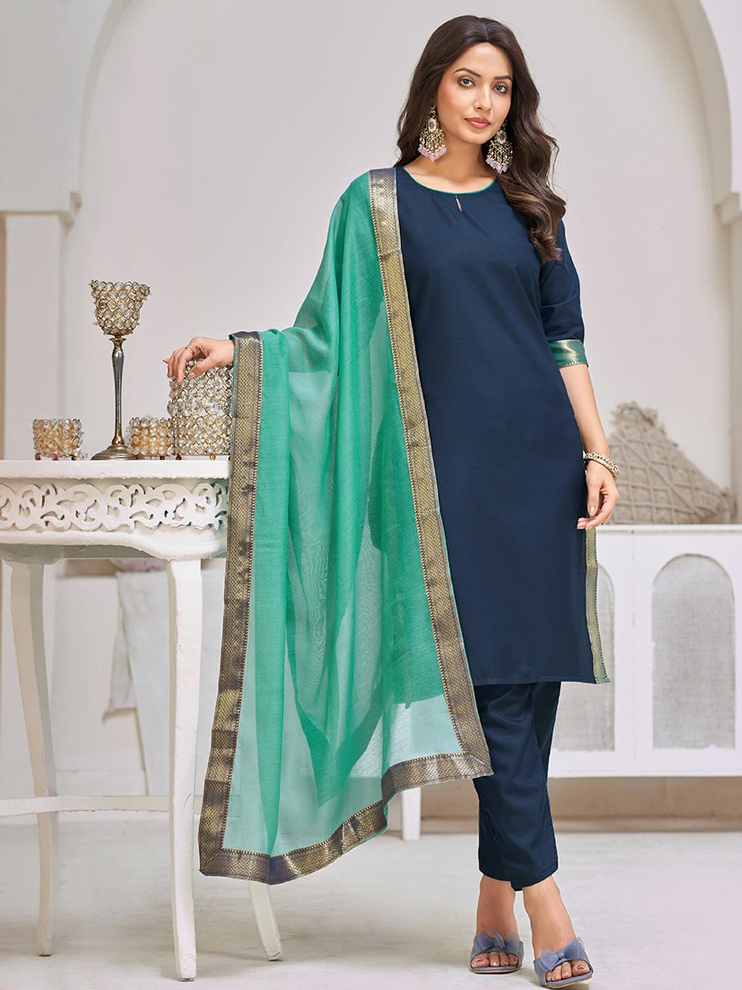 CLAVINET Women Solid Kurta with Trousers & With Dupatta