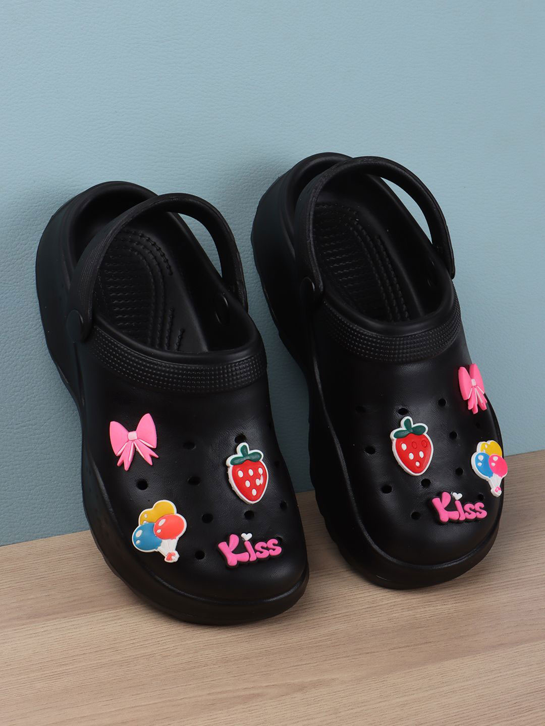 ZAPATOZ Women Self Design Clogs