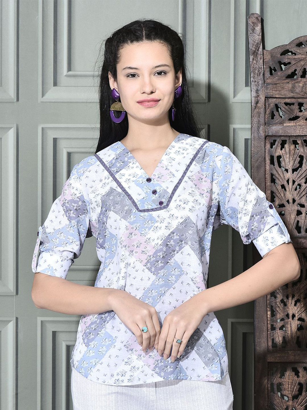 FUTURO Women Regular Fit Geometric Printed V-Neck Casual Top