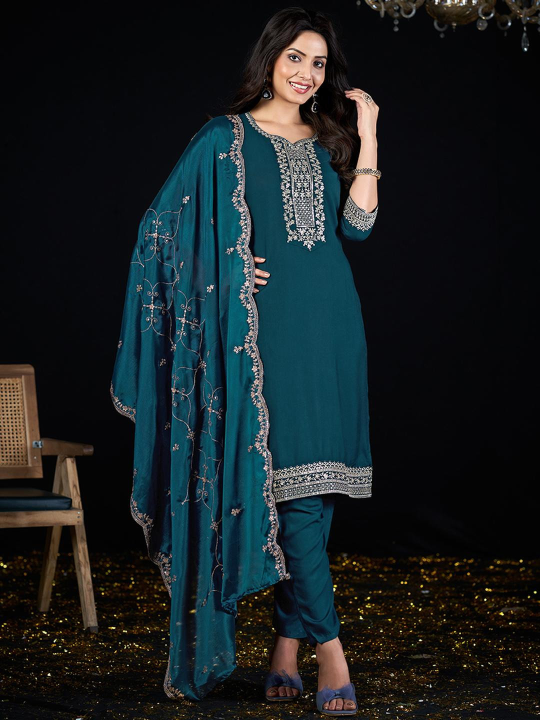 CLAVINET Women Ethnic Motifs Embroidered Kurta with Trousers & With Dupatta