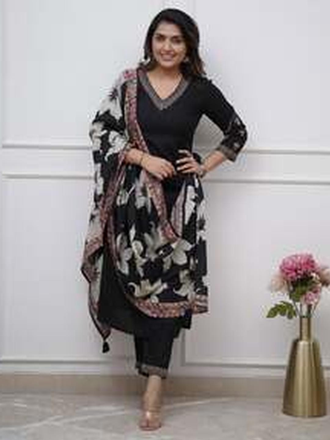 ATOXIC Women Embroidered Round Neck Kurta Set