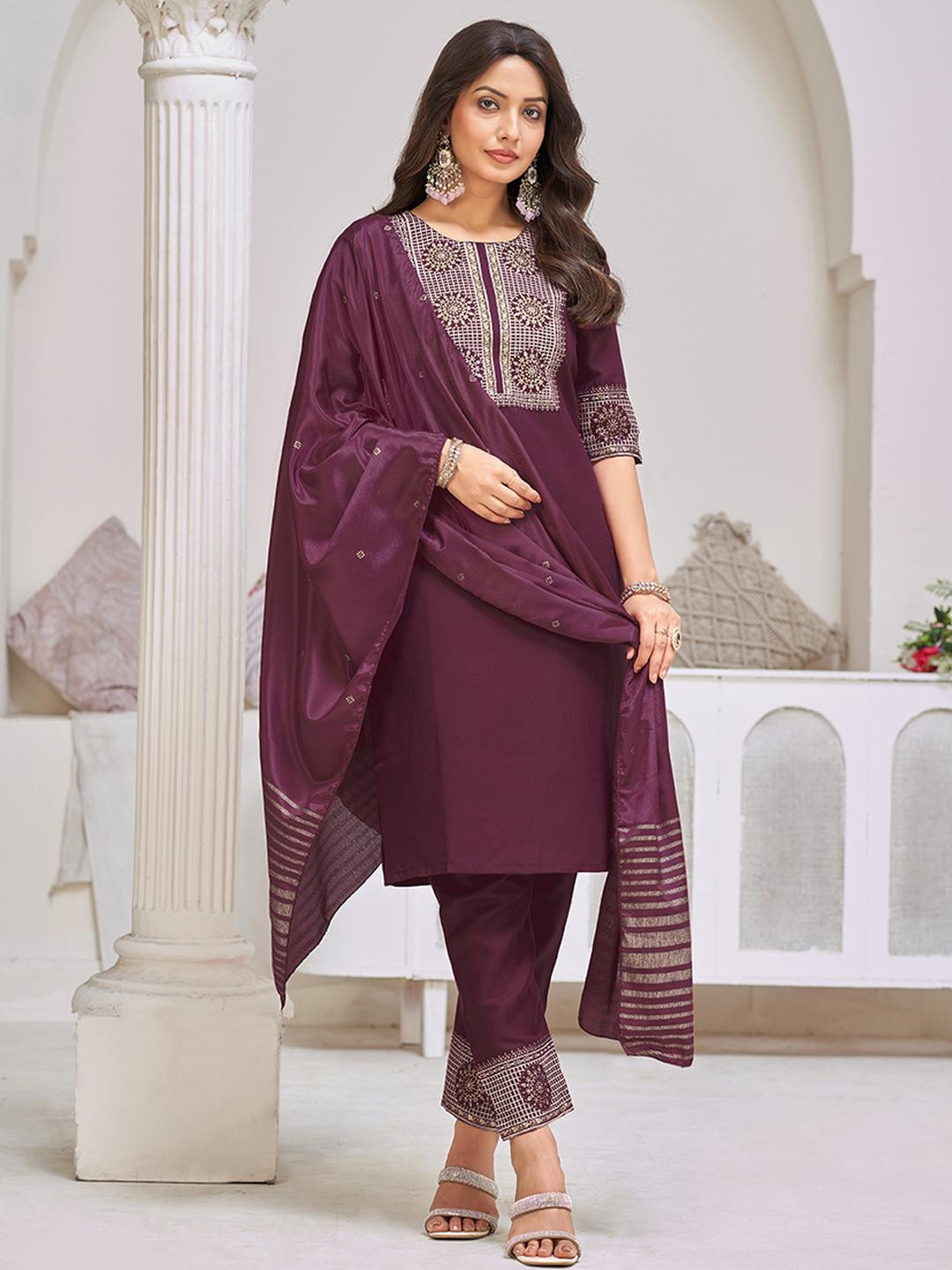 CLAVINET Women Ethnic Motifs Embroidered Kurta with Trousers & With Dupatta