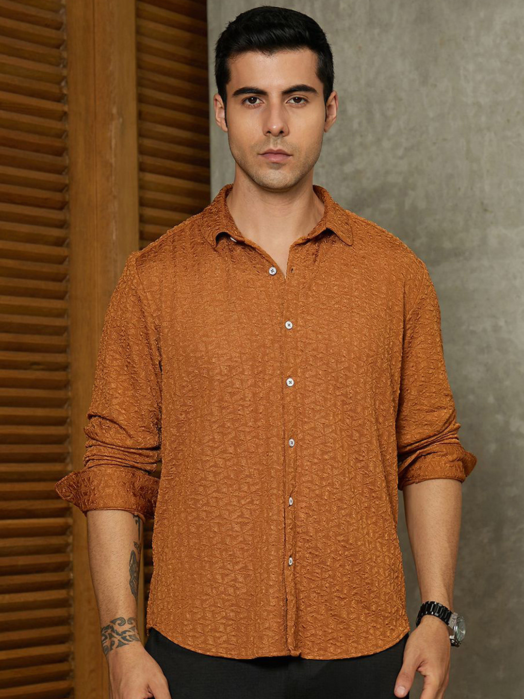 CAHOOT Men Comfort Fit Textured Spread Collar Casual Shirt