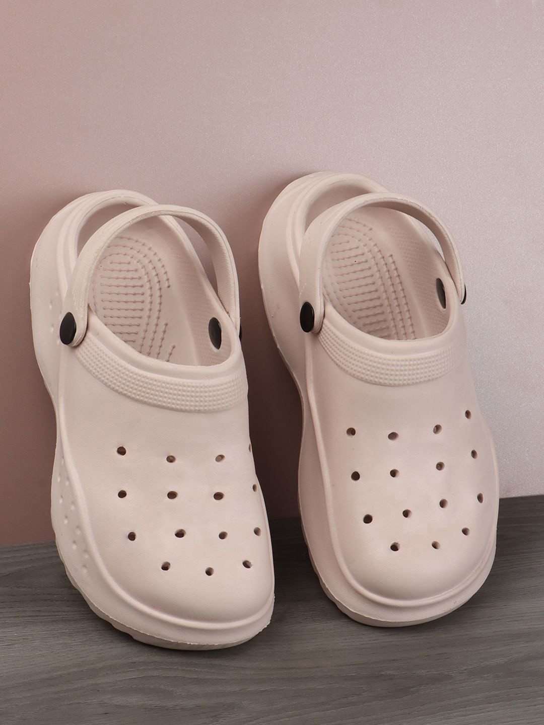 ZAPATOZ Women Self Design Clogs Flip Flops