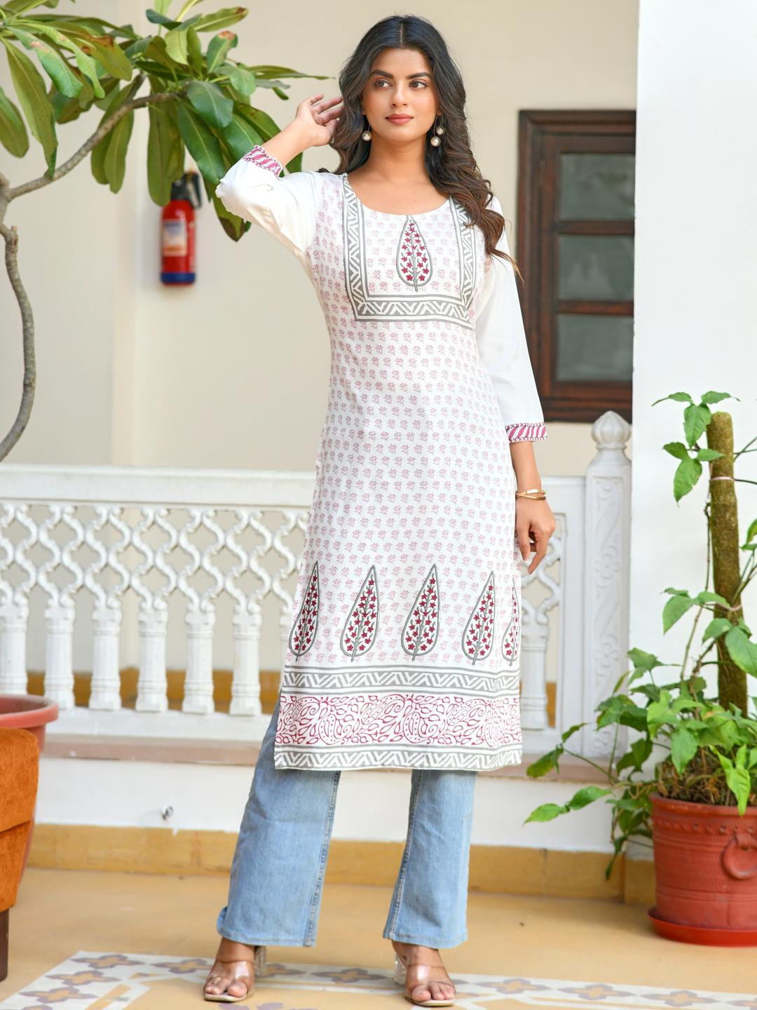 Jagra Women White Printed Straight Kurta