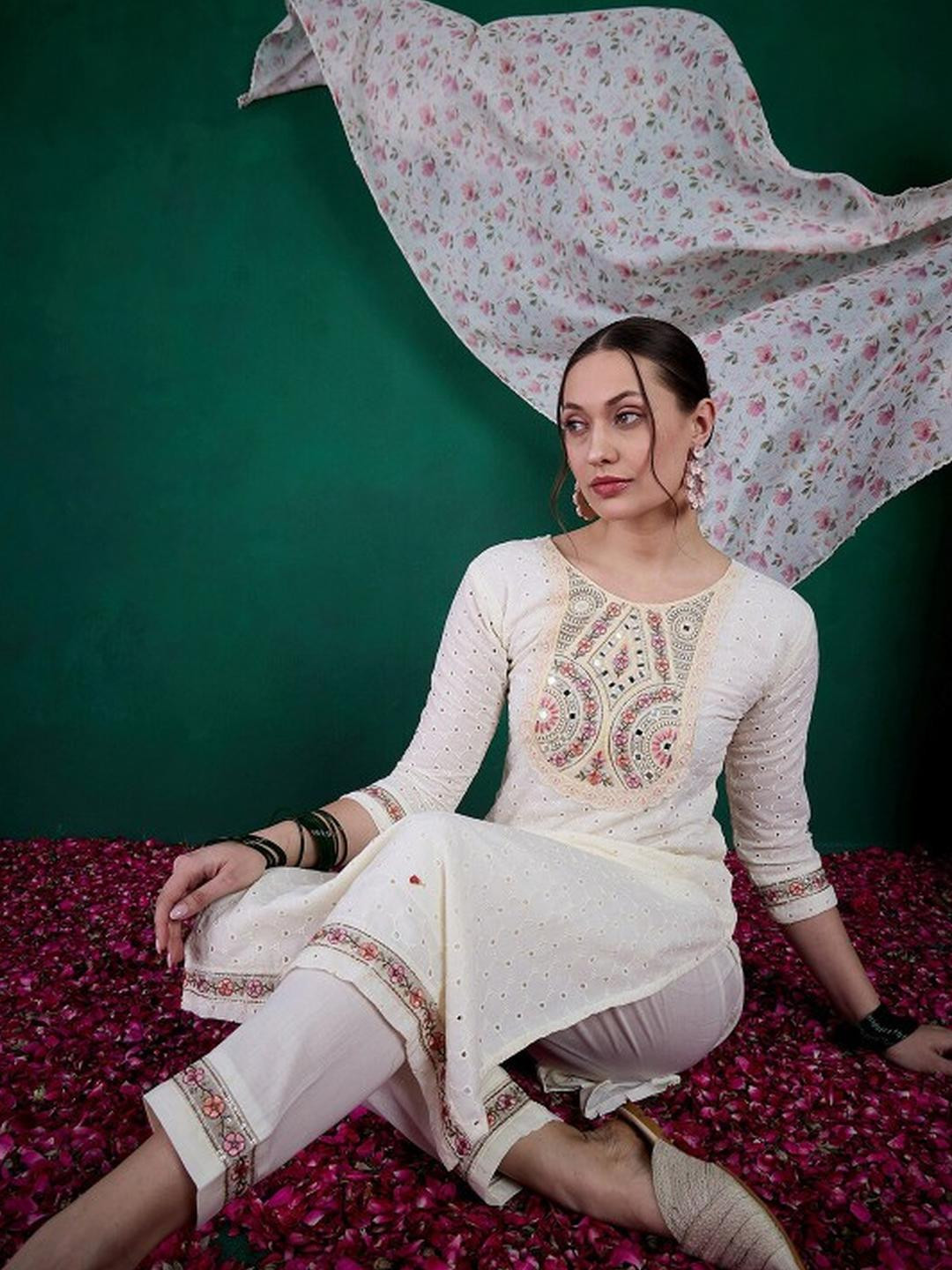 ATOXIC Women Embroidered Regular Thread Work Kurta with Trousers & With Dupatta