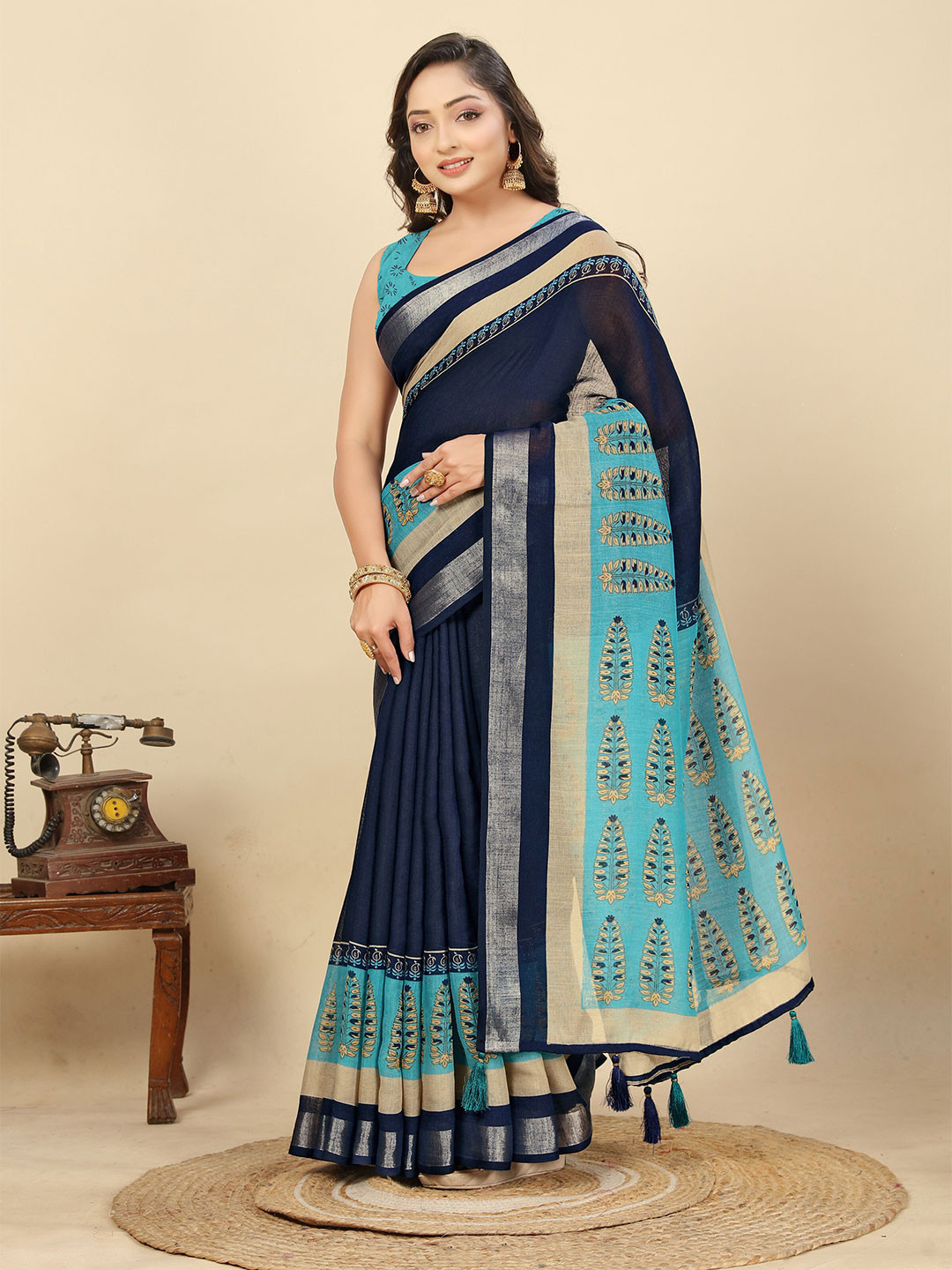 SSHAGUN LIFESTYLE Solid Saree with Zari Border & Printed Pallu