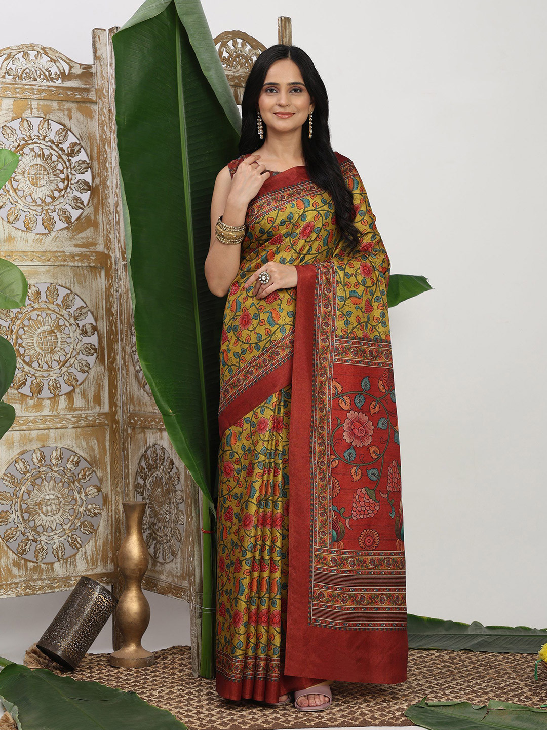 SHIVAM FABRICS Floral Printed Saree With Blouse