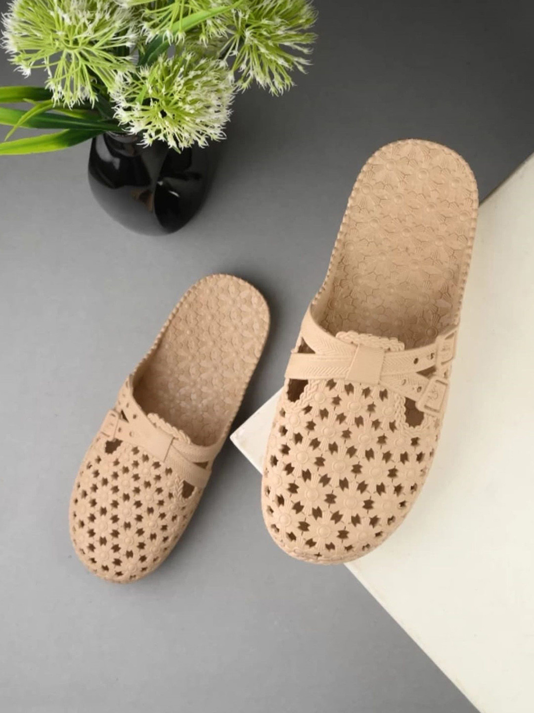 Deals4you Women Round Toe Textured Mules