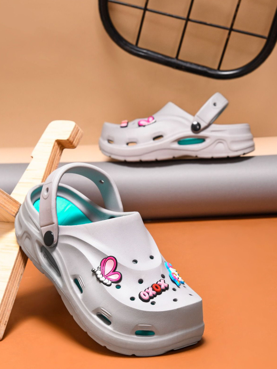 Deflow Women Self-Designed Round Toe Clogs