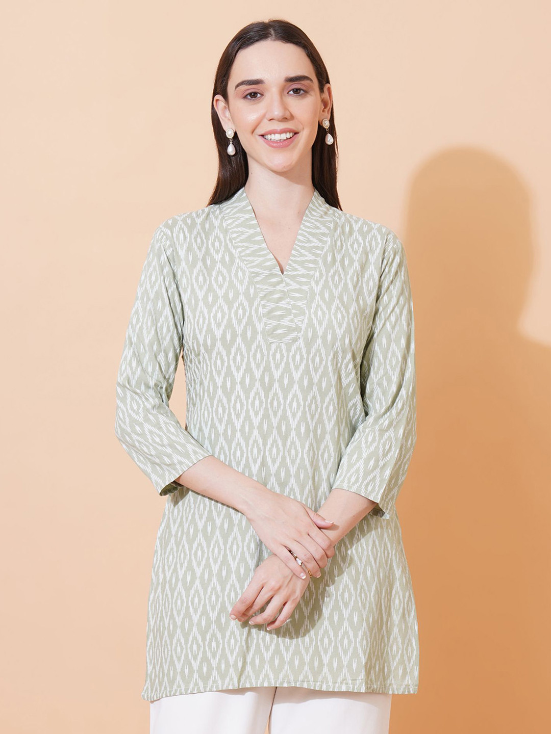 Ruvii Women Geometric Printed V-Neck Kurti