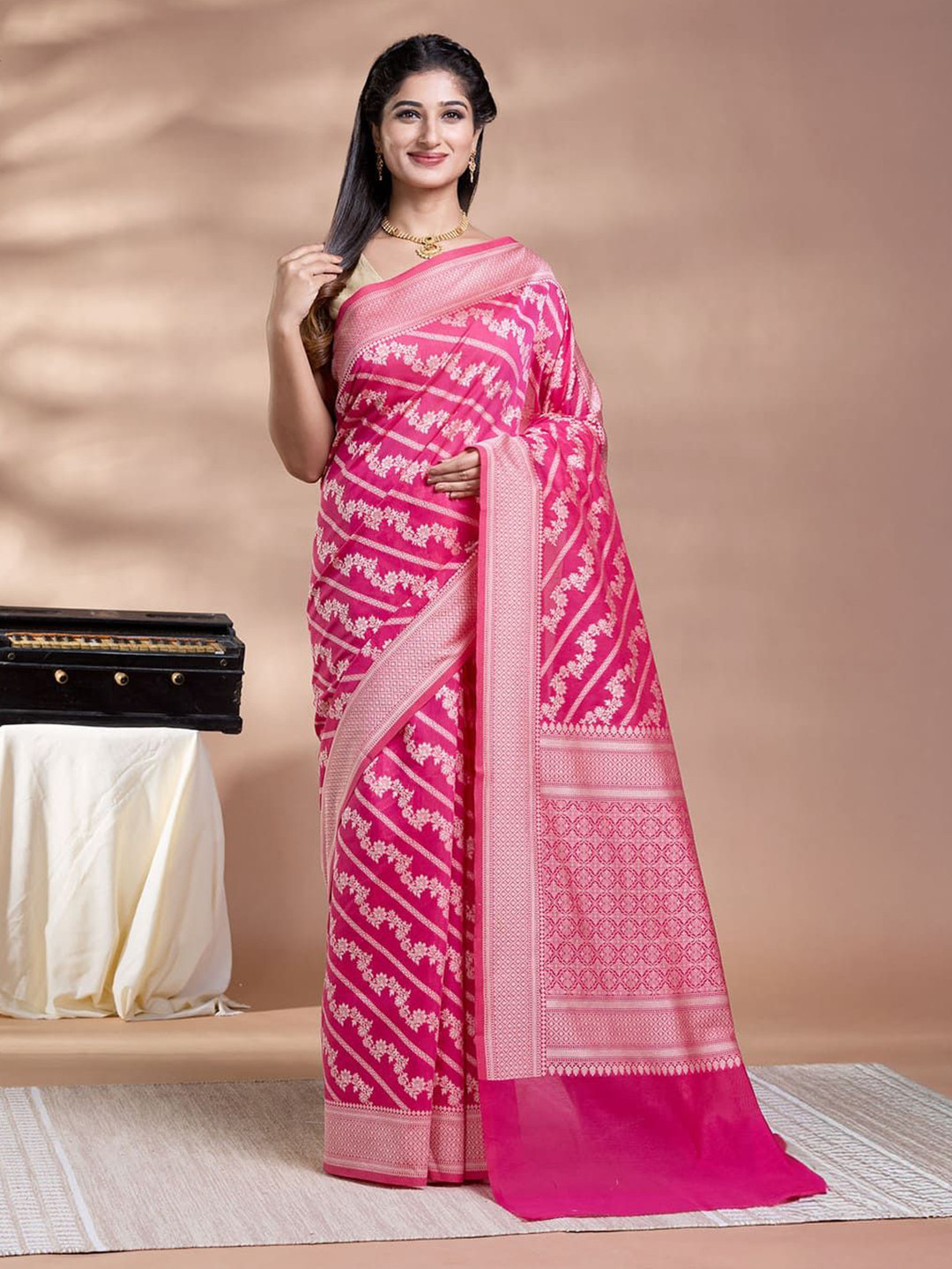 PALLU PATARI Woven Design Saree With Blouse Piece