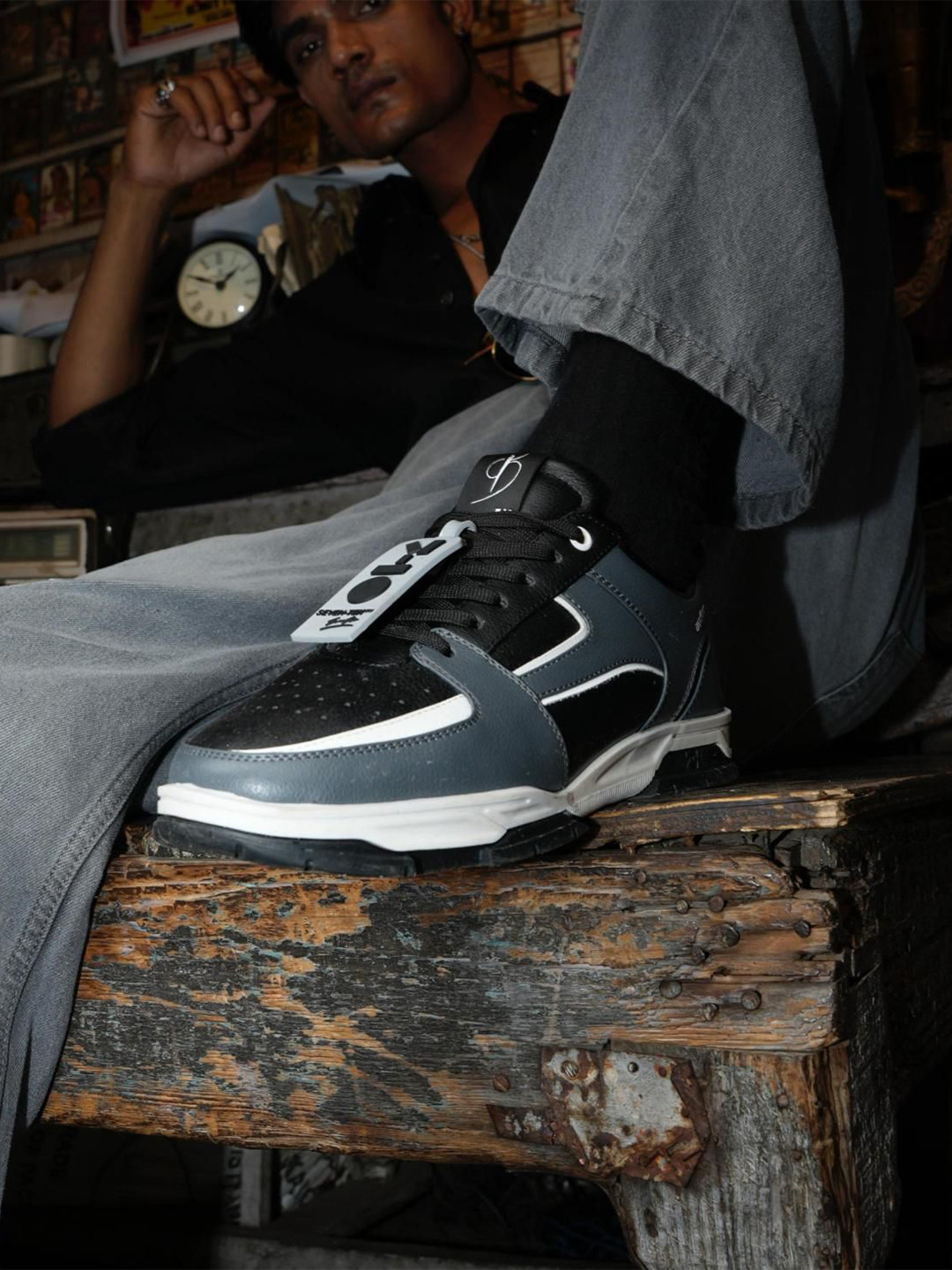 07-Oct Men Textured PU Sneakers