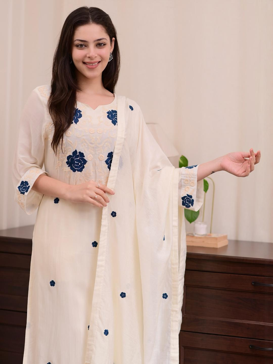 ATOXIC Women Ethnic Motifs Embroidered Regular Kurta with Trousers & With Dupatta
