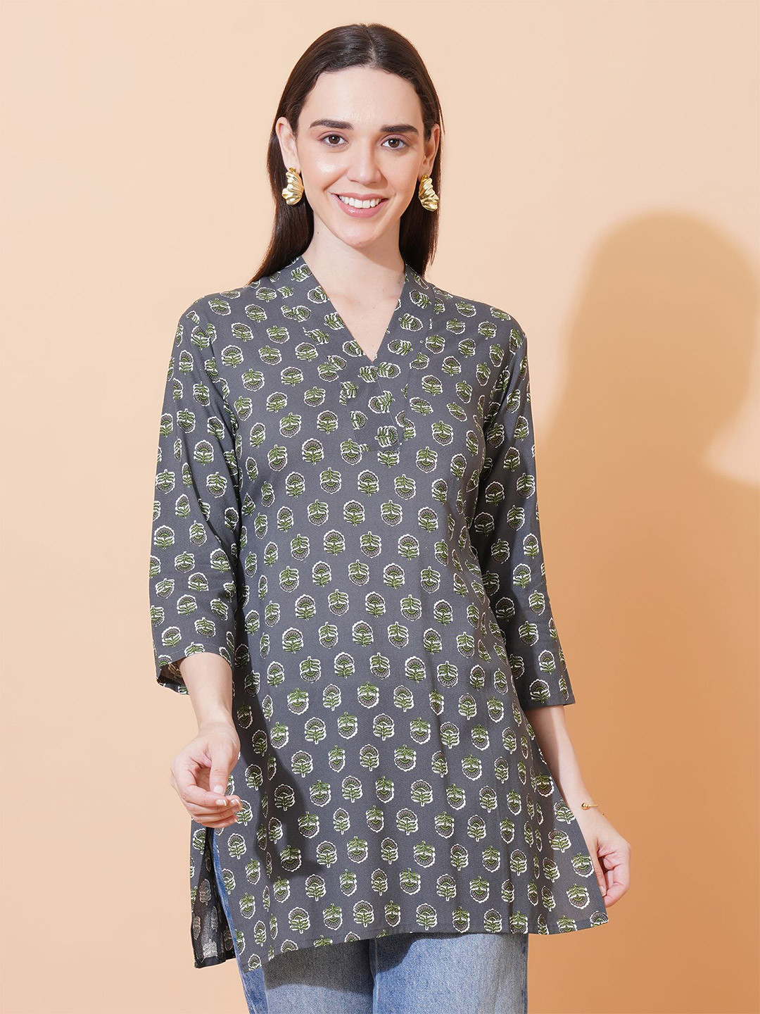 Ruvii Geometric Printed V-Neck Kurti
