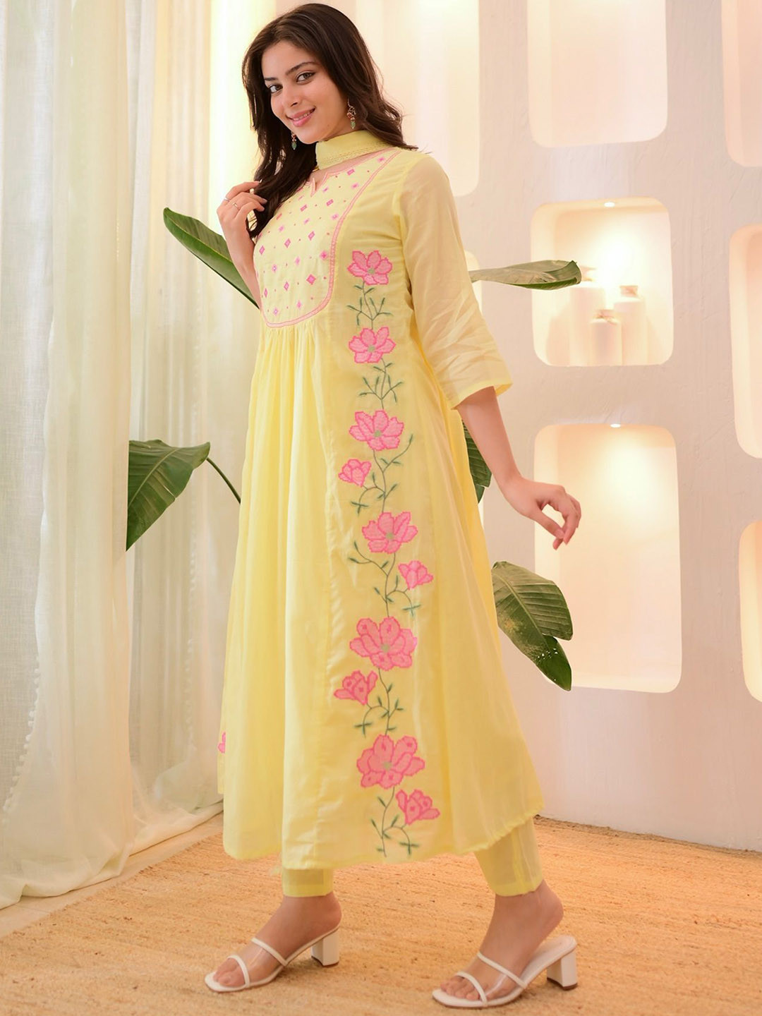 FAST FASHIONS Women Floral Embroidered Kurta with Trousers & Dupatta