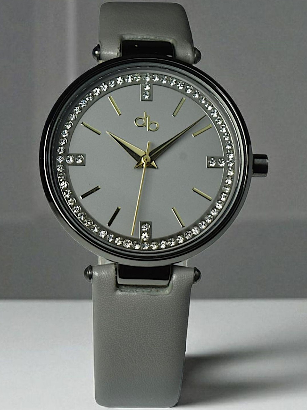 DressBerry Women Brass Dial & Leather Straps Watch
