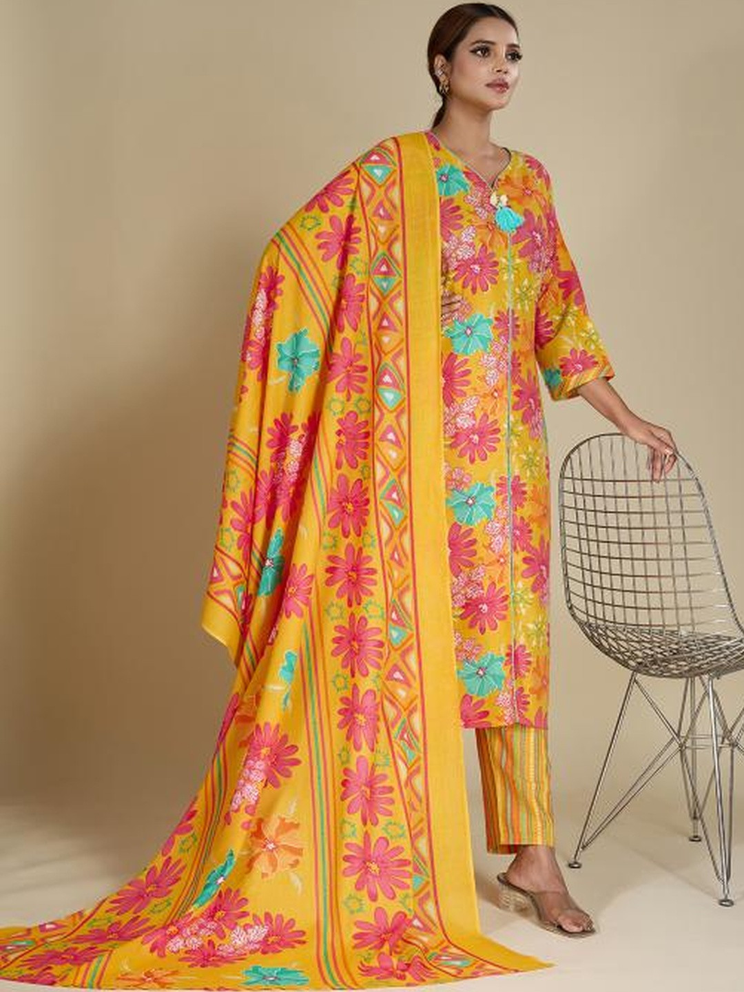 BLACK PATTI Women Self Design Viscose Rayon Kurta Sets With Dupatta