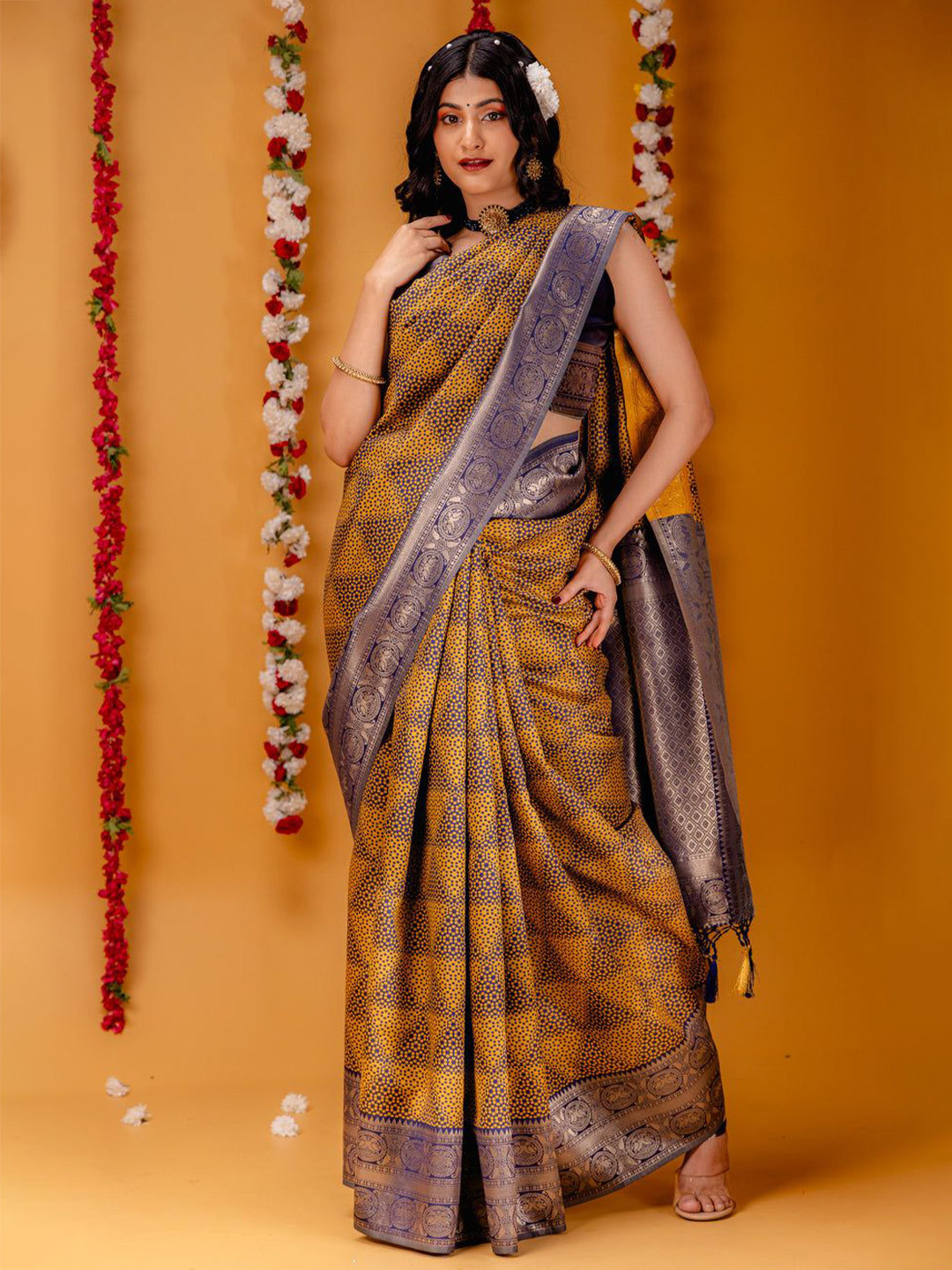 Shriyangan Women Geometric Printed Woven Design Traditional Kanjeevaram Saree