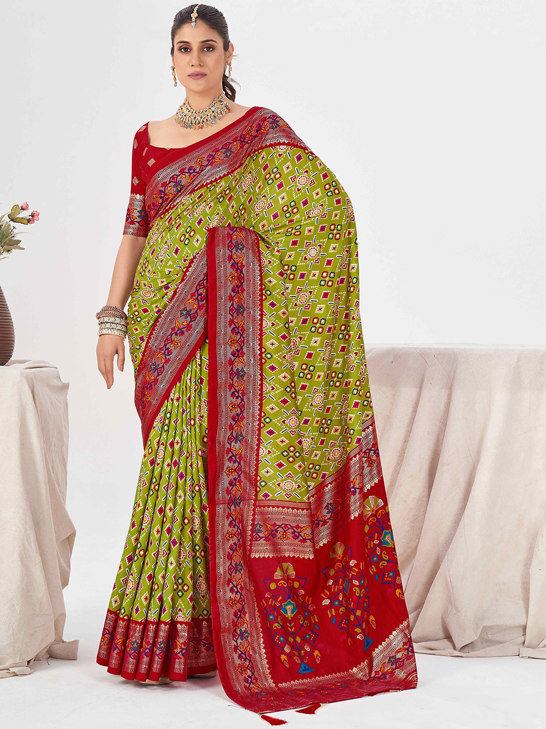 TIRA Women Geometric Printed Traditional Patola Saree