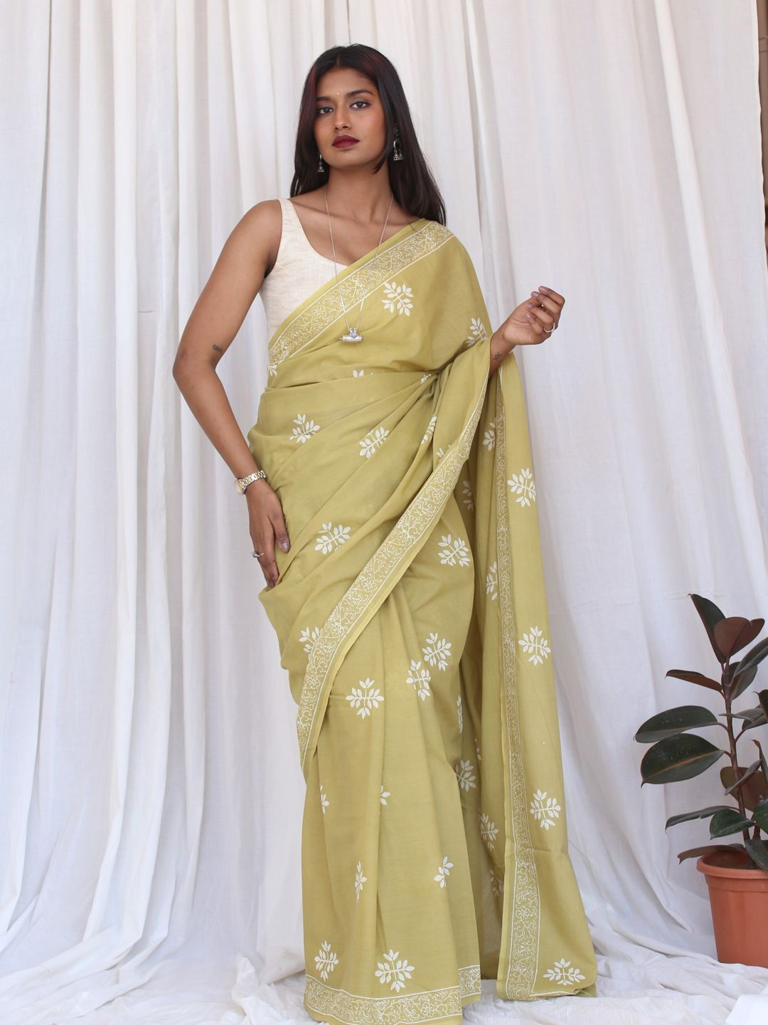 GRAY AND GREEN Floral Printed Pure Cotton Block Print Saree
