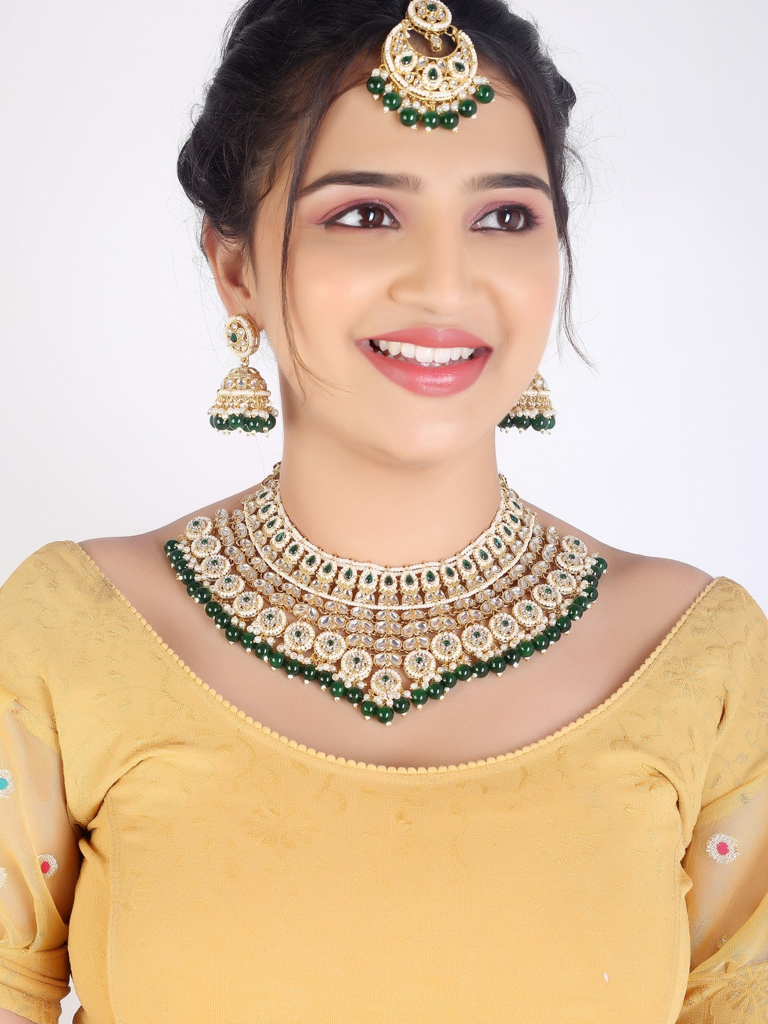 SAMC Women Gold-Plated Green Kundan-Studded & Beaded Jewellery Set