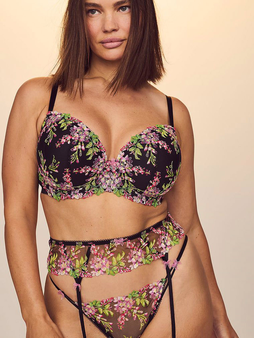 Victoria's Secret Dream Angels Self-Design Low-Rise Embroidery V-String Panty