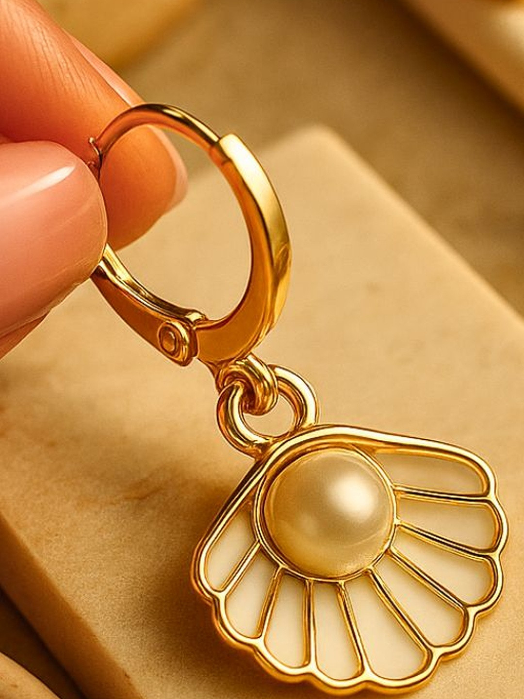 DressBerry Women Gold-Plated Shell shaped Contemporary Hoop Earring