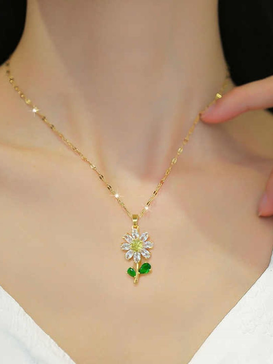 KAVY JEWELLERY Gold-Plated Artificial Stones Studded Floral Shaped Pendant With Chain