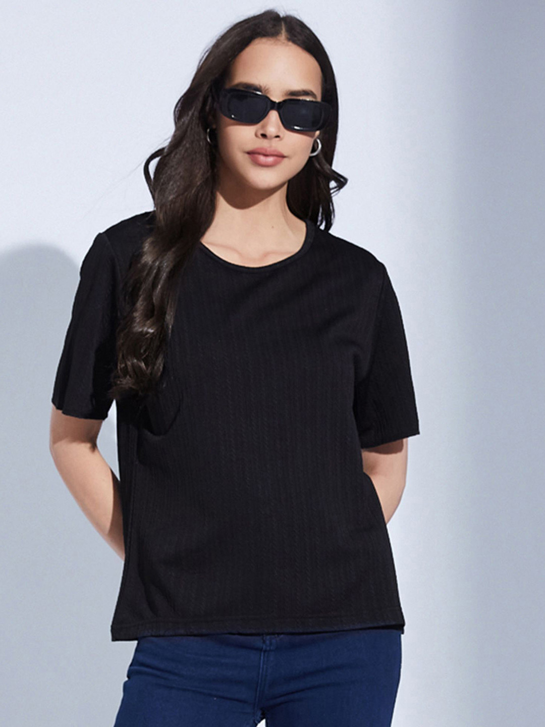 Selvia Edge Round Neck Short Sleeves Top