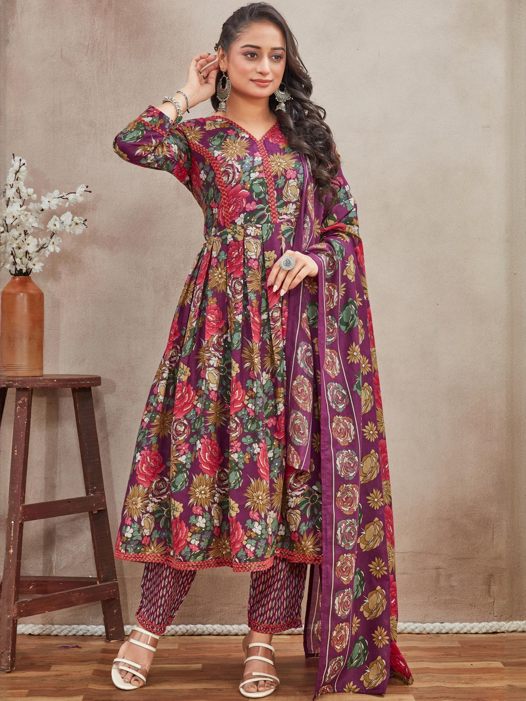 BLACK PATTI Women Self Design Viscose Rayon Kurta Sets With Dupatta