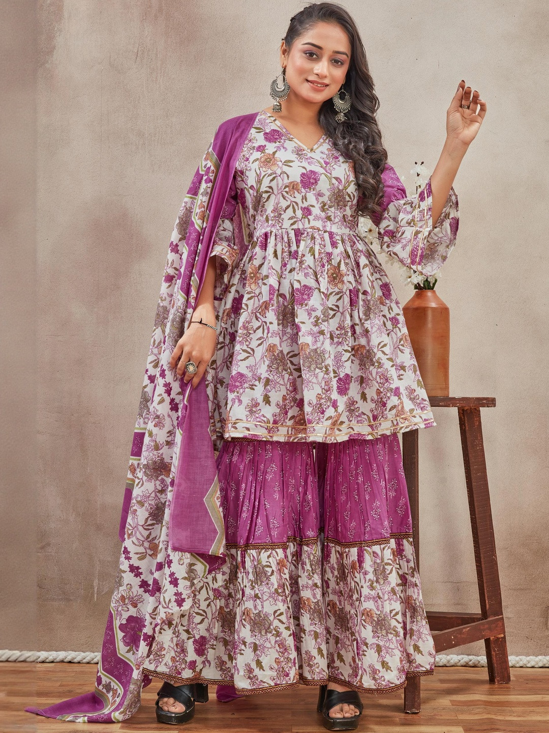 BLACK PATTI Women Self Design Viscose Rayon Kurta Sets With Dupatta