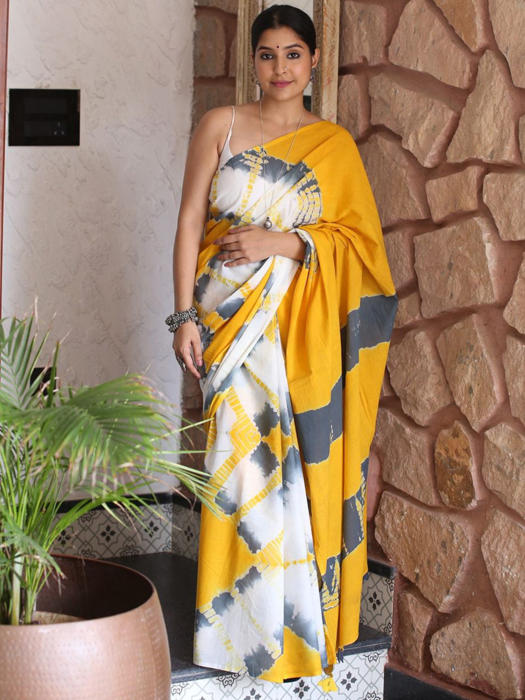 GRAY AND GREEN Women Tie Dye Printed Solid Festive Saree