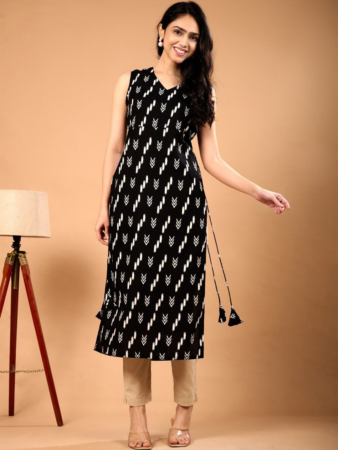 Le Mec Geometric Printed V-Neck Thread Work Straight Pure Cotton Kurta