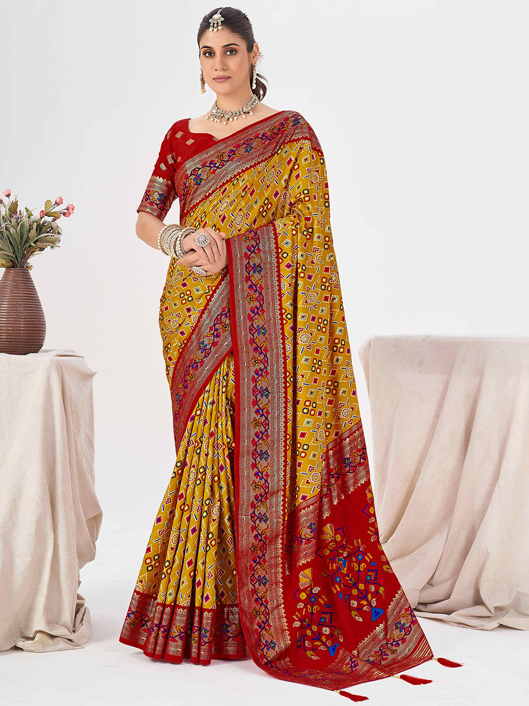 TIRA Women Geometric Printed Traditional Patola Saree