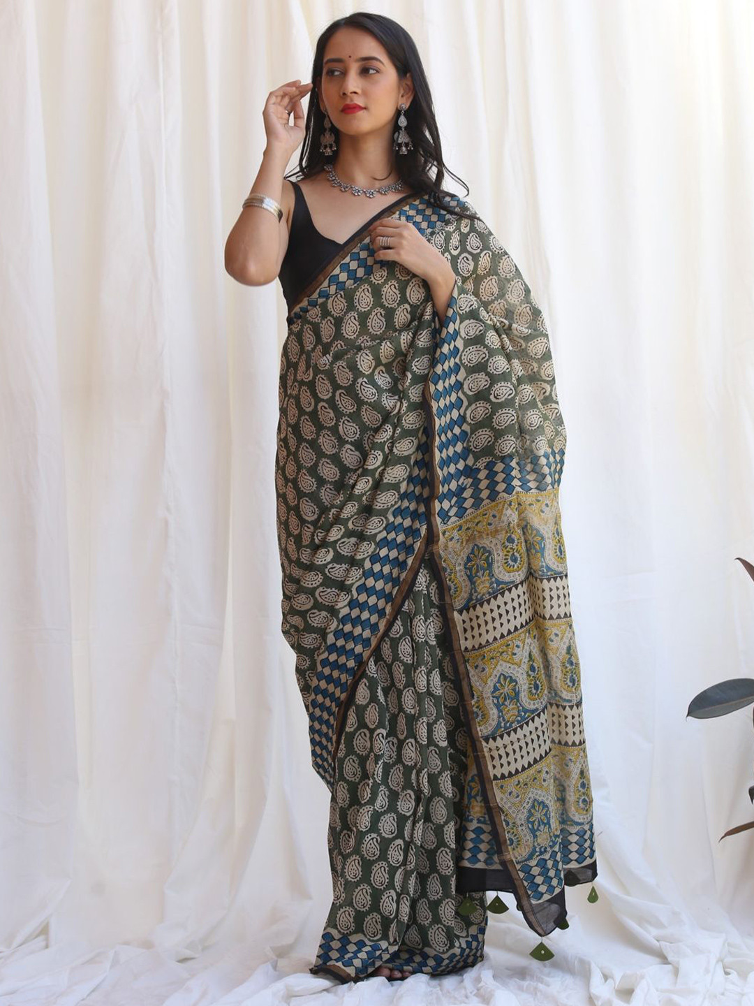 GRAY AND GREEN Paisley Printed Chanderi Saree With Blouse Piece