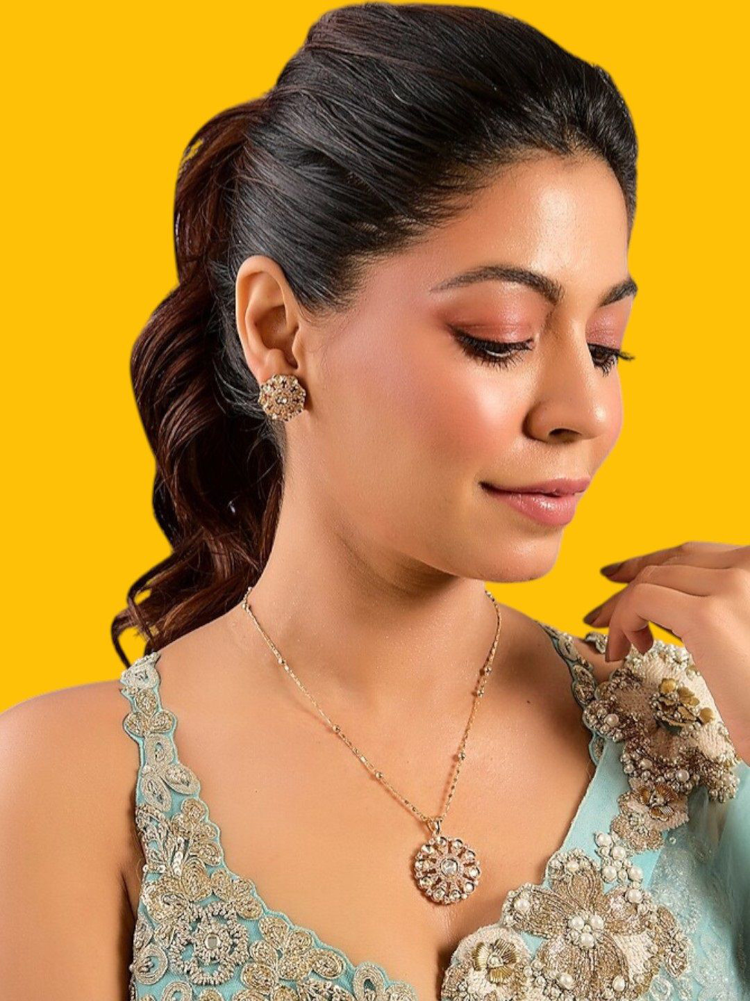 AURAA TRENDS Gold-Plated Kundan Stone Studded Floral Pendant Jewellery Set