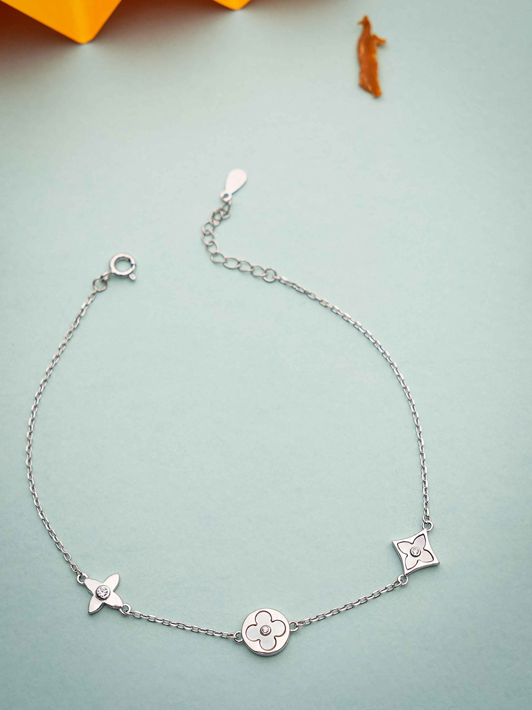 DIAVO Silver Rhodium-Plated Zircon Studded Astrid Triflor Anklet