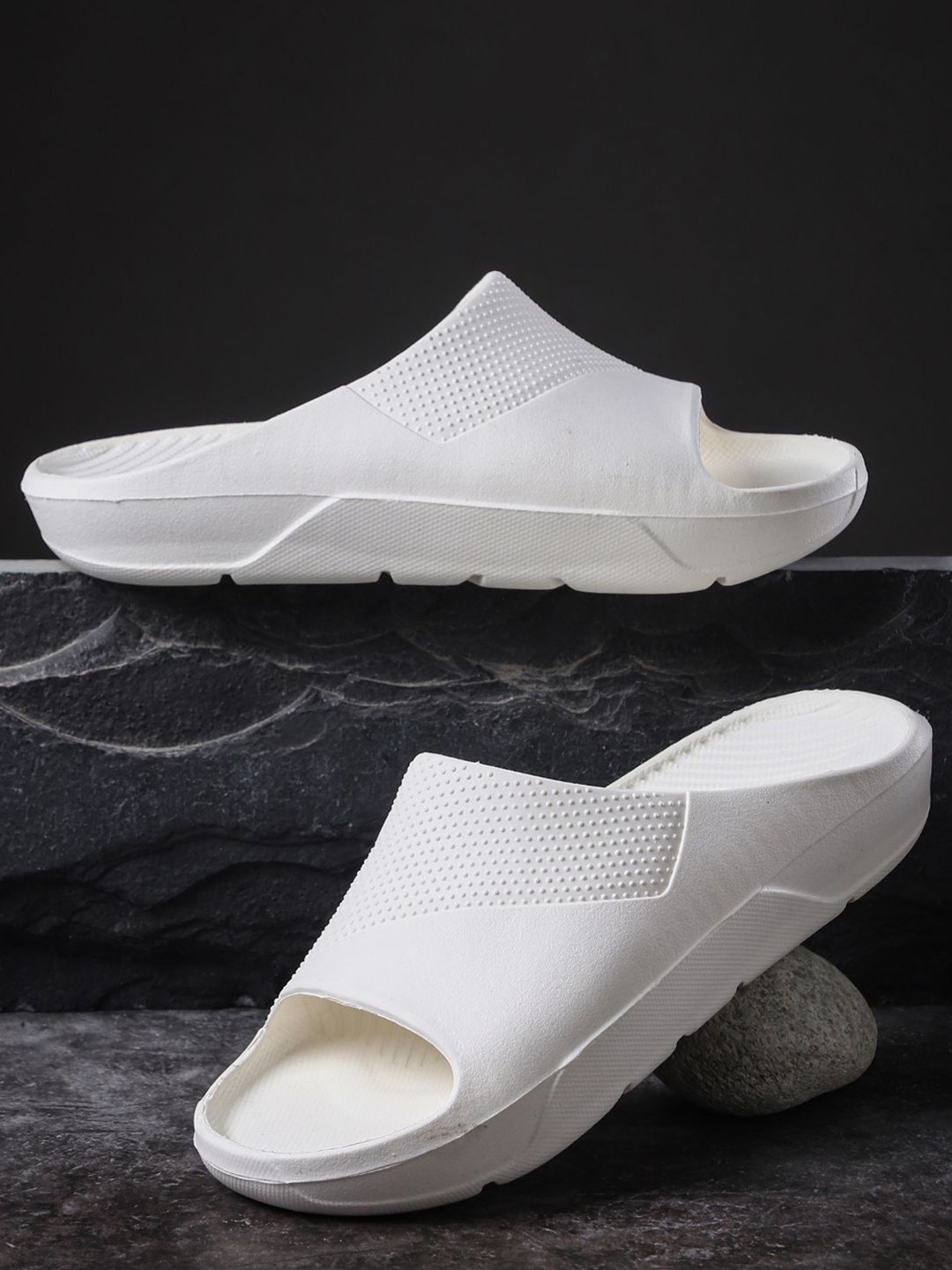 Hygear Men Self Design Sliders