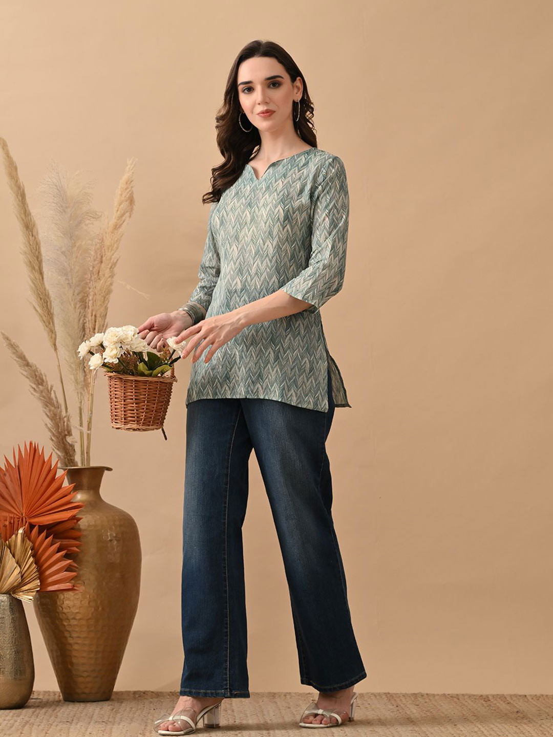 HARIKS Geometric Printed V-Neck Kurti