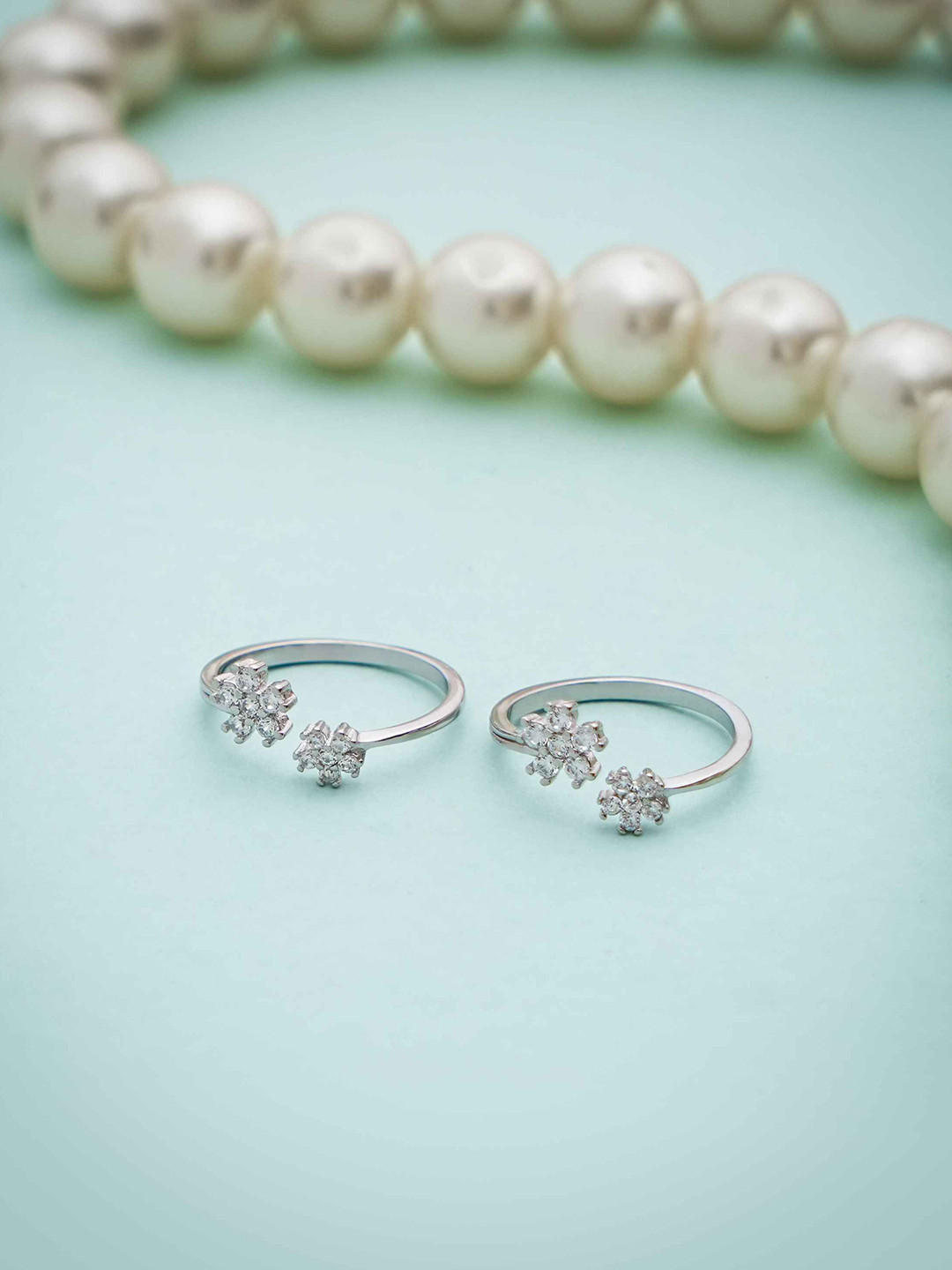 DIAVO Dazzling Duet of Dahlia Silver Toe Rings