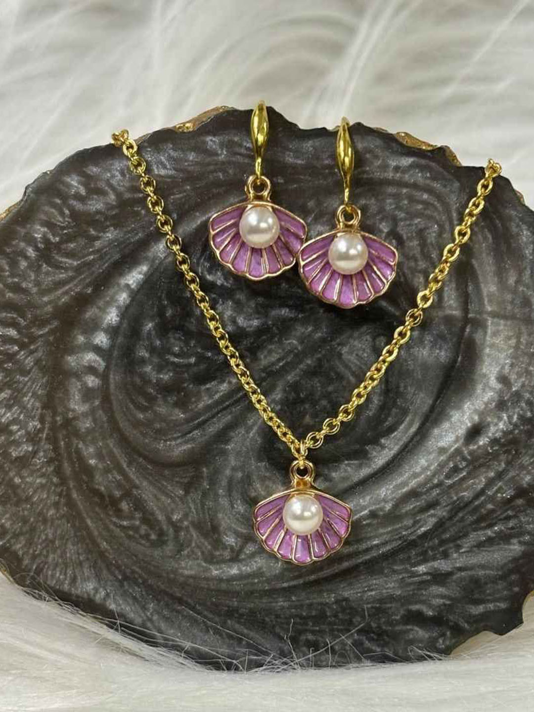 BDIVA Women Ocean Grace Enamel & Shell Pendant Set