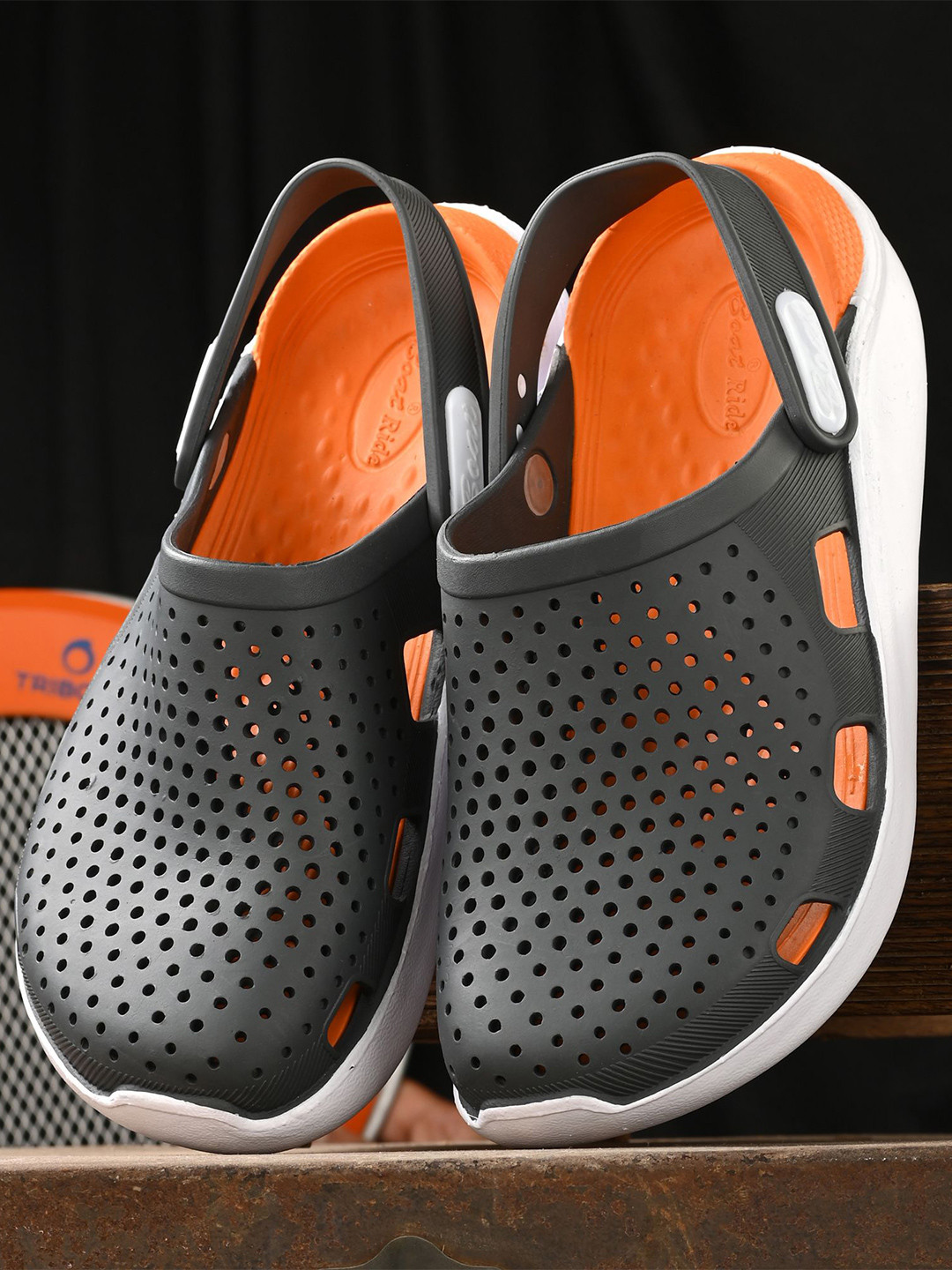 Vellinto Men Self Design Croslite Clogs