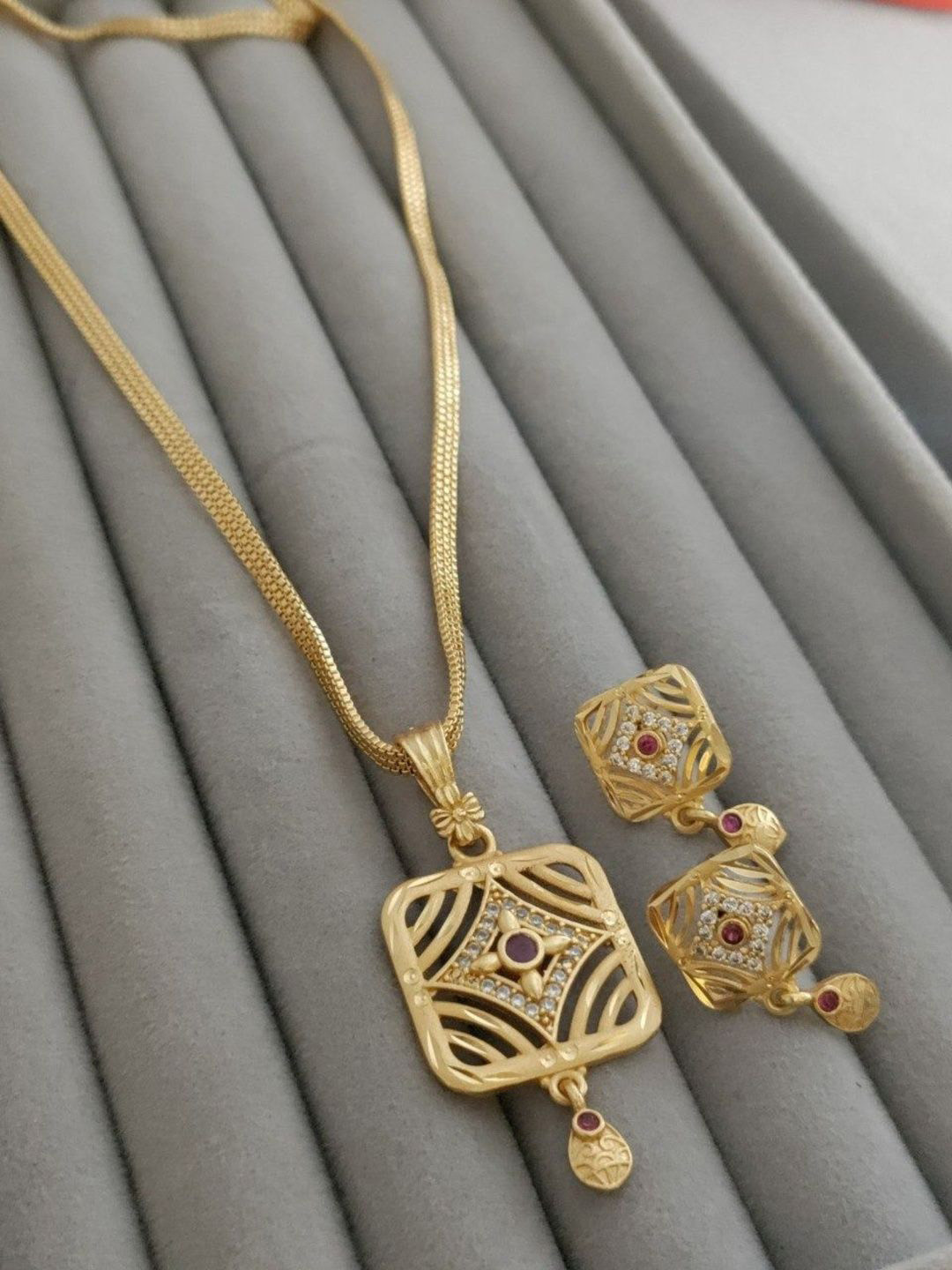 JEWELLERY HEAVEN Gold-Plated Artificial Stones Studded Jewellery Set