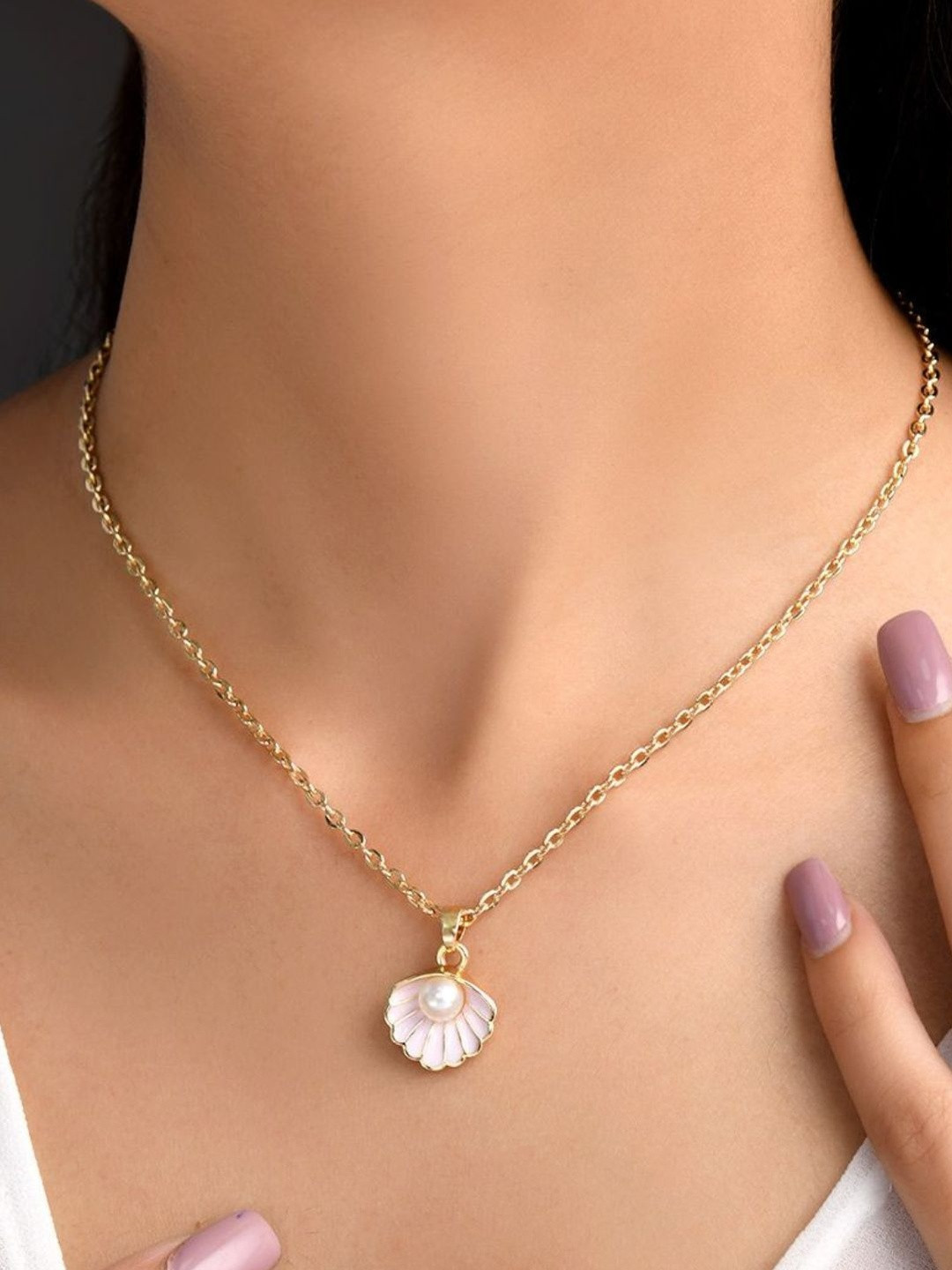 DressBerry Women Gold-Plated Shell Shaped Pendant And Chain