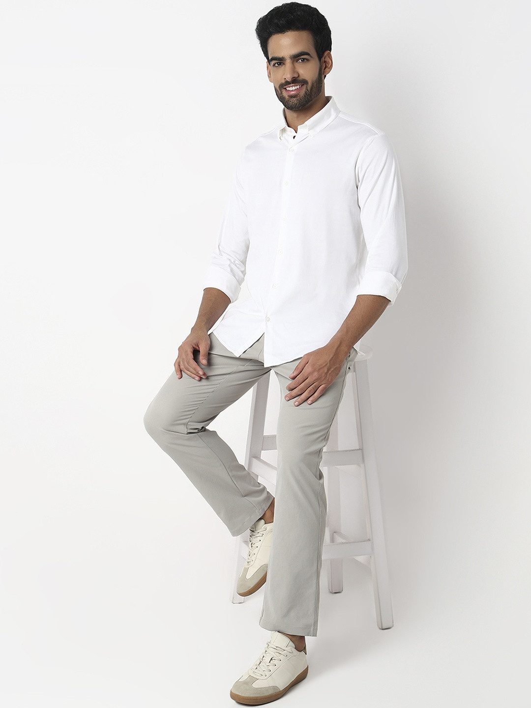 SPYKAR Men White Slim Fit Solid Spread Collar Cotton Long Sleeves Casual Shirt