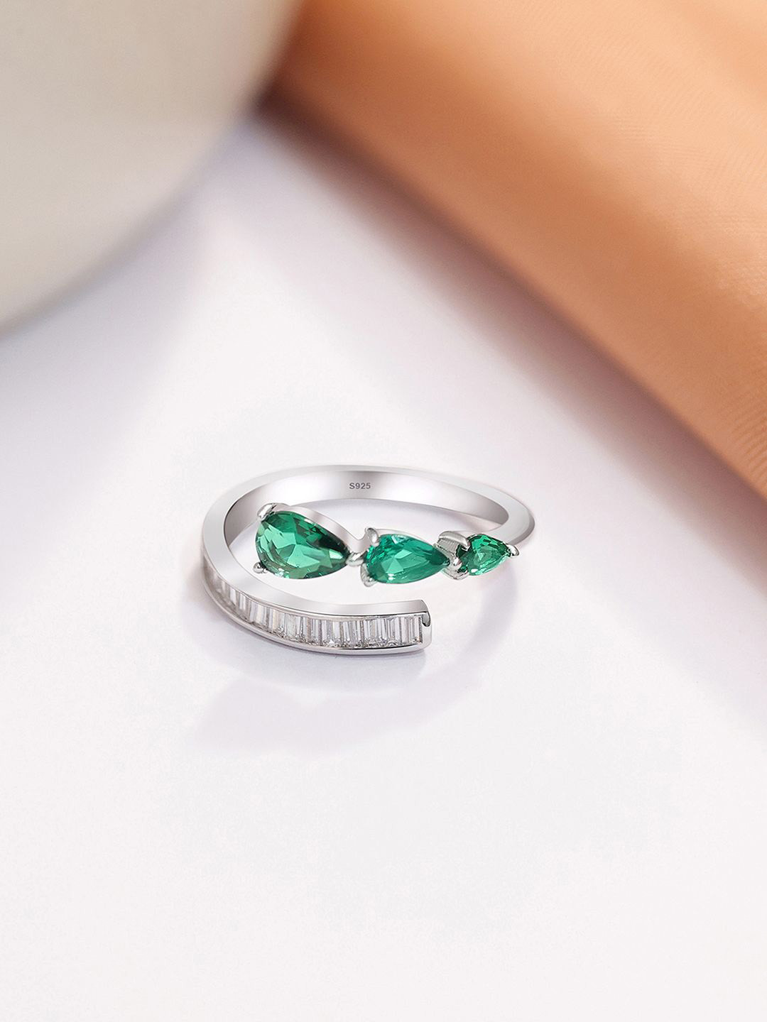 Tweov 925 Sterling Silver Green Stone Studded Spiral Band Ring